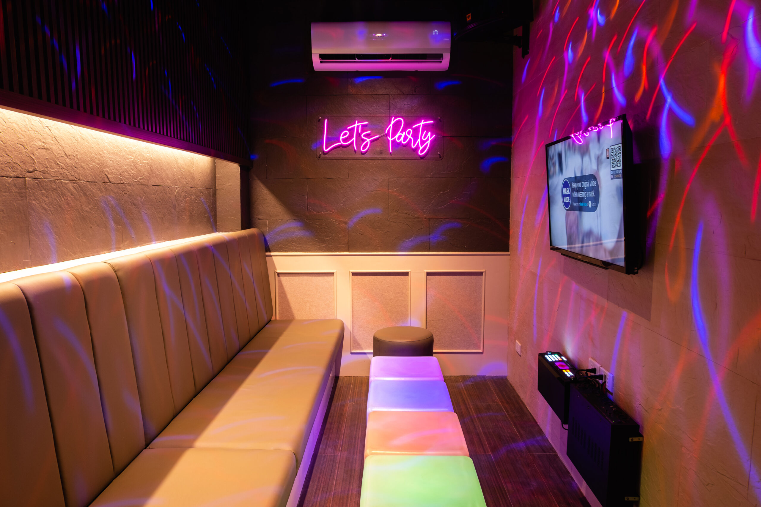 Mini karaoke rooms rise above closed larger venues - VnExpress